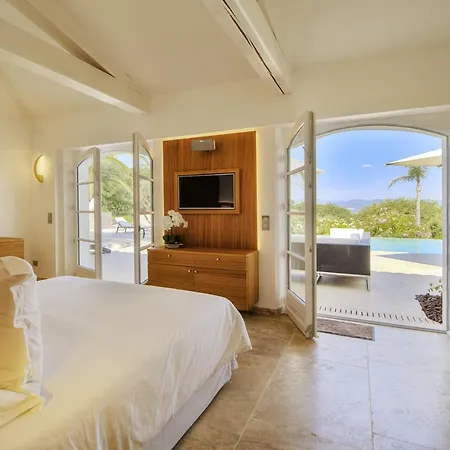 Villa 12 Quests Wonderful In Saint-tropez